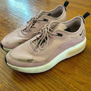 Nike Air Max. Size 9 1/2.